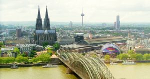 Blick auf das linksrheinische Köln mit Dom
