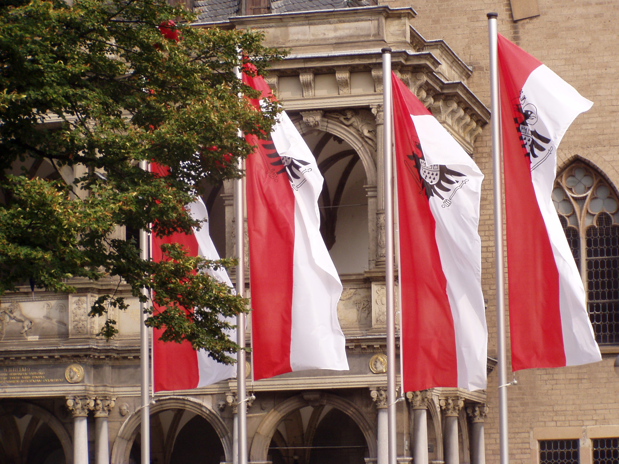 Kölner Flagge vor dem Historischen Rathaus